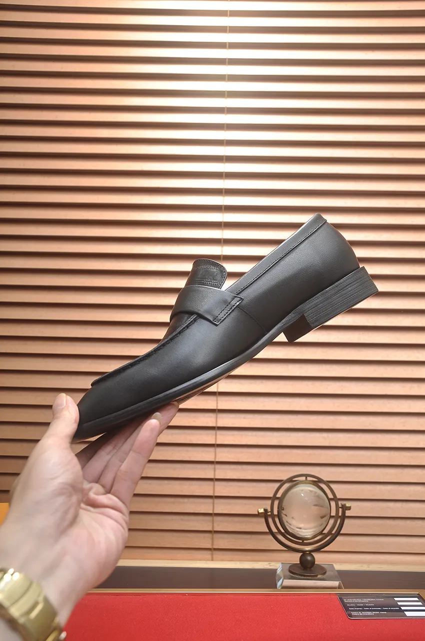 Men's men's shoes 💰540💶 [LV] (original single cowhide lining) 🍀LV's latest genuine leather business suit shoes are launched simultaneously on the official website. The first-layer cowhide imported from Italy is made of heavy gold, 💥official website 1:1 rubber outsole. Versatile to wear, high-end without losing class, and the color combination is extraordinary. This four-season style is alluring when worn on your feet, showing off your big-name flair. Standard code 38-45 (45 customized)